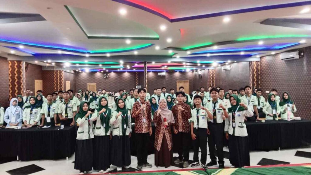 Foto bersama seluruh peserta LDKI & Pemateri (Cici Arista Devi, S.Pd.)