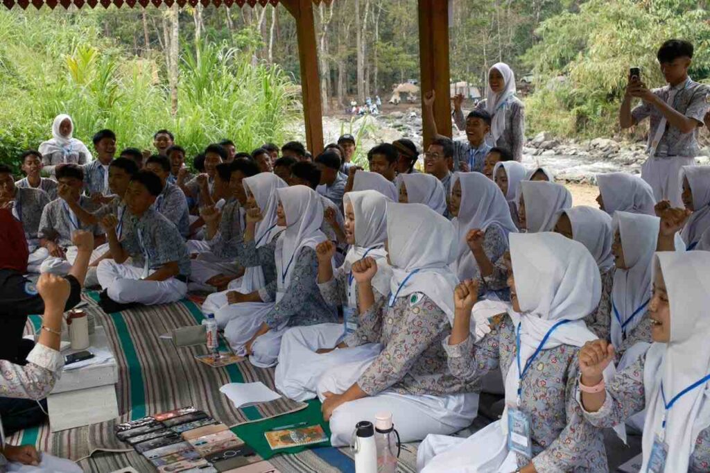 Para peserta LDKI berkumpul dan mendengarkan penyampaian materi dengan penuh semangat.