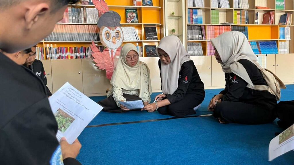 Dari Pengamatan Tanaman hingga Isu Loss of Biodiversity, Jurnalis Muda SMK Models Suarakan Kepedulian Lingkungan 2 Anggota Mojoer memeriksa dan mendiskusikan lembar hasil pengamatan tanaman di lingkungan SMK Models.